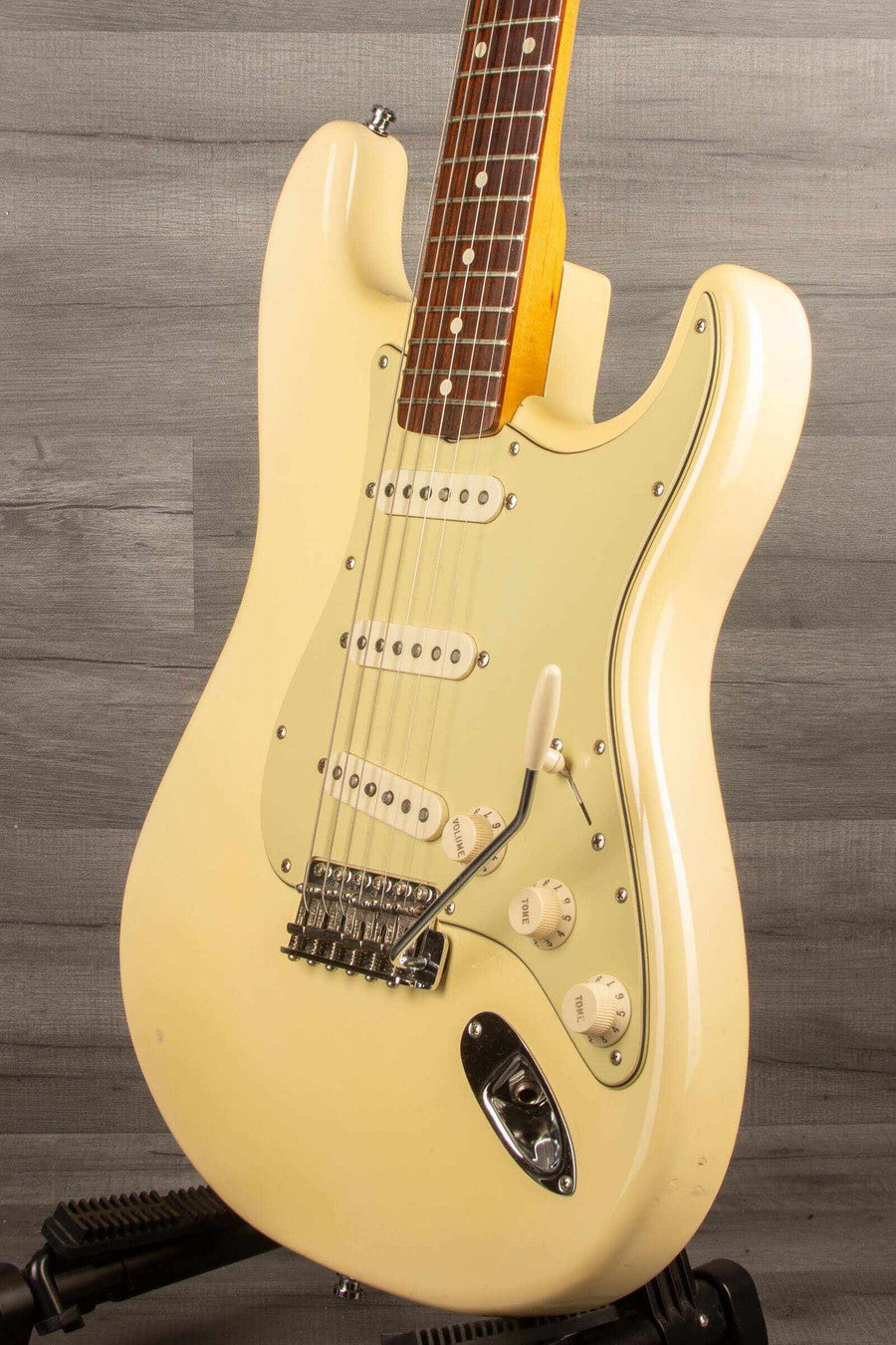 USED - Fender AV '62 hotrod reissue strat olympic white