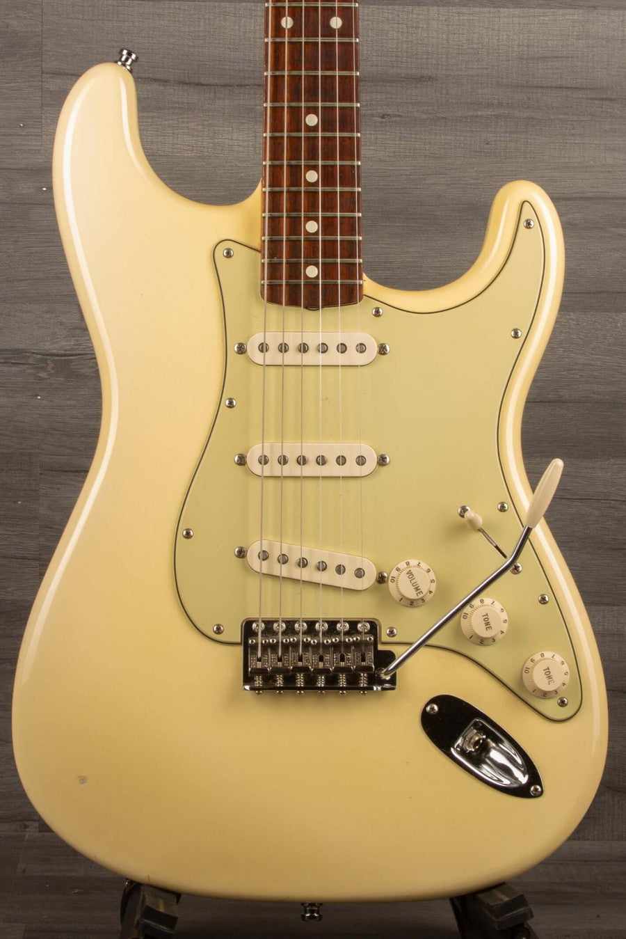 USED - Fender AV '62 hotrod reissue strat olympic white