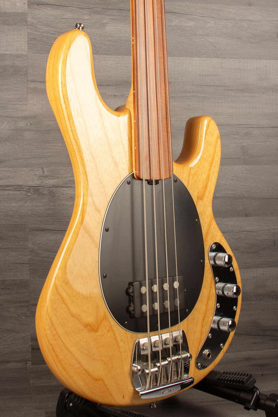 USED - Ernie Ball MusicMan Stingray Fretless - 1994